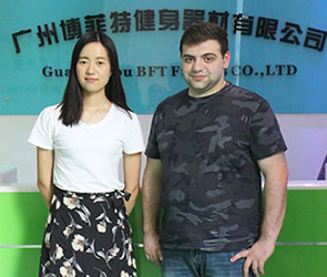 来自俄罗斯的客户到草莓直播在线观看免费播放高清采购商用健身房器材