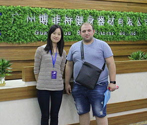 俄罗斯客户找跑步机工厂并选择与草莓直播在线观看免费播放高清合作