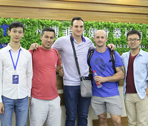 南非客户来中国进口草莓直播在线观看免费播放高清品牌健身房器材