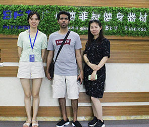 卡塔尔客户来中国进口草莓直播在线观看免费播放高清健身器材