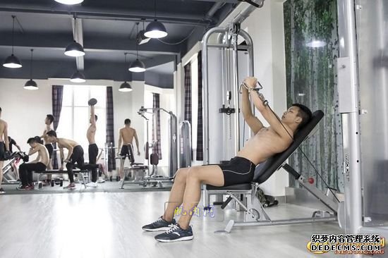 长腿、翘臀的完美身材美女哪里多集中？除了春熙路，可能也就是四川西南航空职业学院健身房了。近日，该校一组美女健身房性感照片走红网络，时尚炫酷高大上的健身房加长腿翘臀完美身材的俏空姐，让网友观后直呼：“看美女不用去春熙路被暴晒了，到西航健身房吹着空调撩师妹去。”