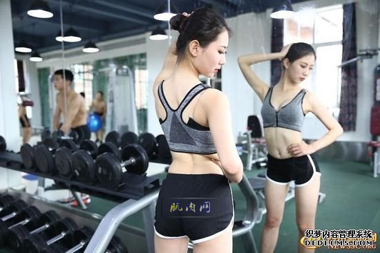 长腿、翘臀的完美身材美女哪里多集中？除了春熙路，可能也就是四川西南航空职业学院健身房了。近日，该校一组美女健身房性感照片走红网络，时尚炫酷高大上的健身房加长腿翘臀完美身材的俏空姐，让网友观后直呼：“看美女不用去春熙路被暴晒了，到西航健身房吹着空调撩师妹去。”