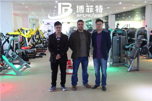 黎巴嫩客户来草莓直播在线观看免费播放高清公司采购室内健身房器材