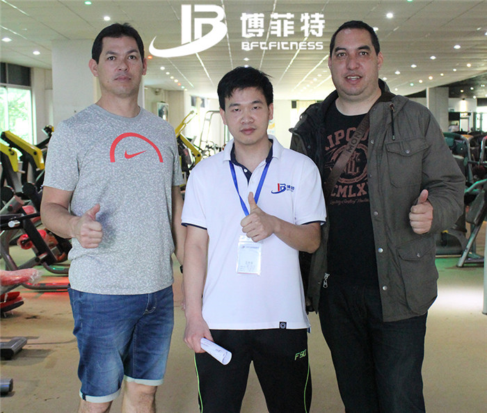 新西兰客户来中国广州草莓直播在线观看免费播放高清健身器材有限公司为他们的健身房采购污草莓视频下载