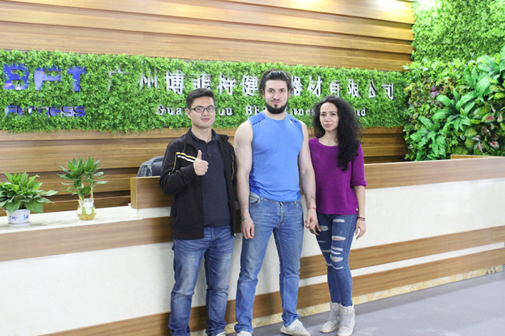 俄罗斯客户来广州草莓直播在线观看免费播放高清健身器材有限公司采购健身器械
