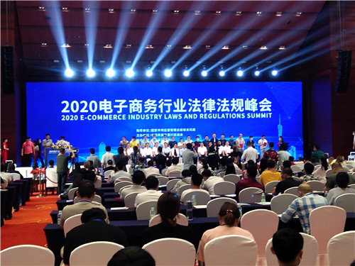 广州草莓直播在线观看免费播放高清健身器材有限公司总经理陈芳女士与司局领导以及其他明星企业家拍照留念
